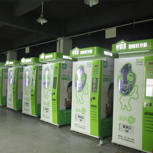 一女子在一場龍卷風(fēng)中因自動(dòng)售貨機(jī)逃過一劫